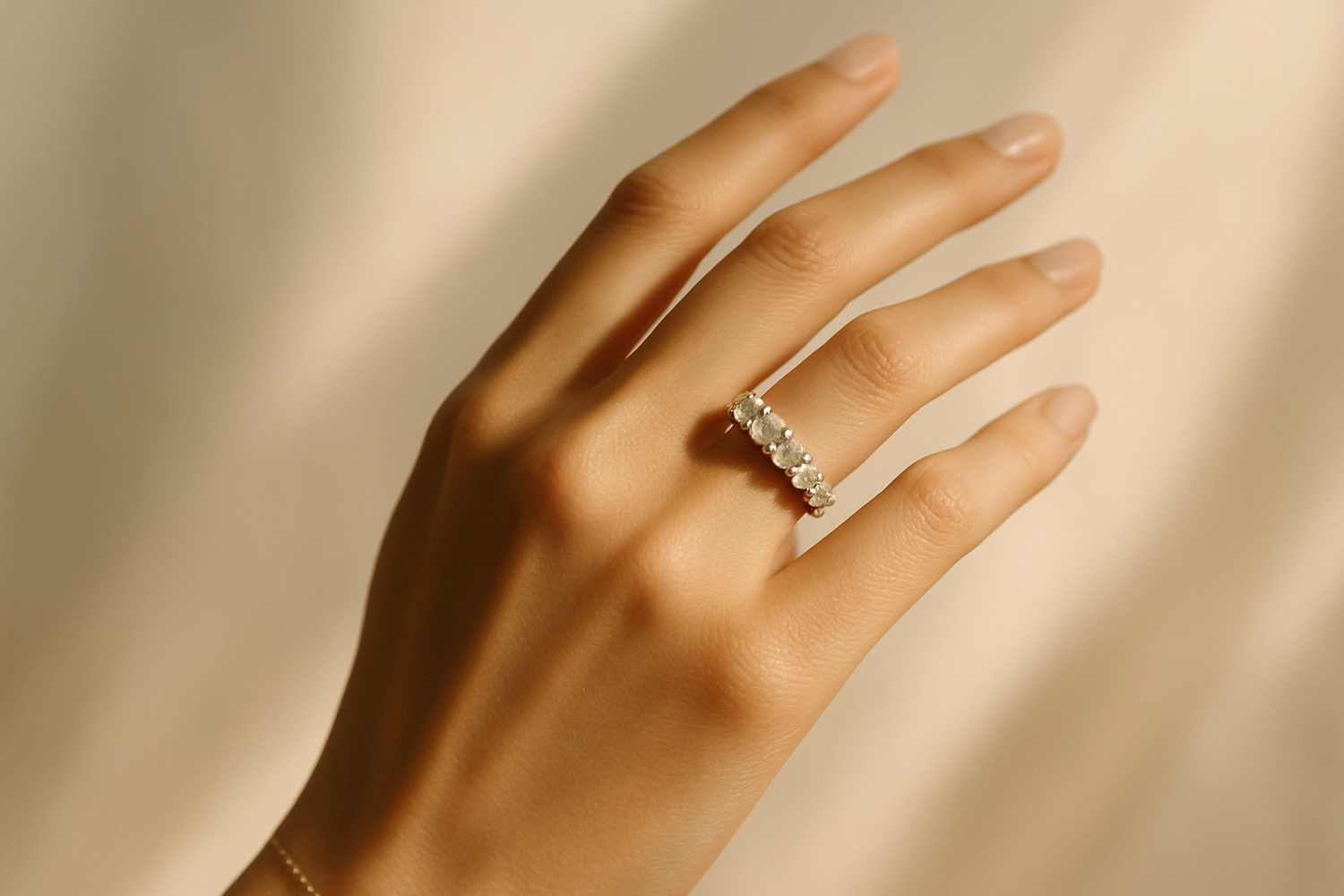 Genera l immagine Aesthetic di una mano con un gioiello